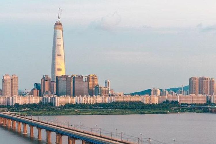 Ketika selesai dibangun, Lotte World Tower dengan tinggi 555 meter akan menjadi bangunan tertinggi di Semenanjung Korea.