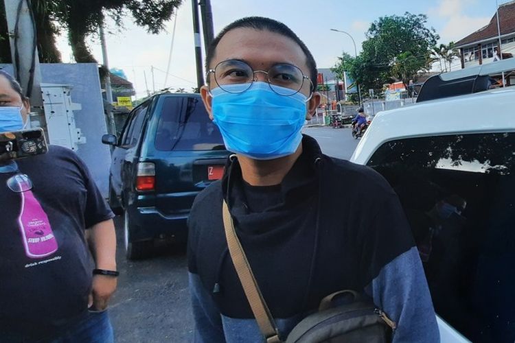 Asep Lutfi Suparman (23), telah bebas di Lapas Kelas II B Tasikmalaya seusai menjalani 3 hari kurungan penjara sesuai pilihannya saat vonis sidang ketimbang bayar denda Rp 5 juta karena melanggar PPKM Darurat, Minggu (18/7/2021).