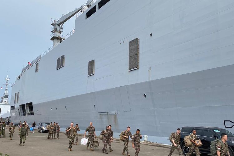 Kapal LHD Dixmude milik Angkatan Laut (AL) Perancis yang bersinggah di JICT II, Tanjung Priok, Jakarta Utara. Difoto pada Selasa (28/3/2023). Kapal itu membawa 120 prajurit.