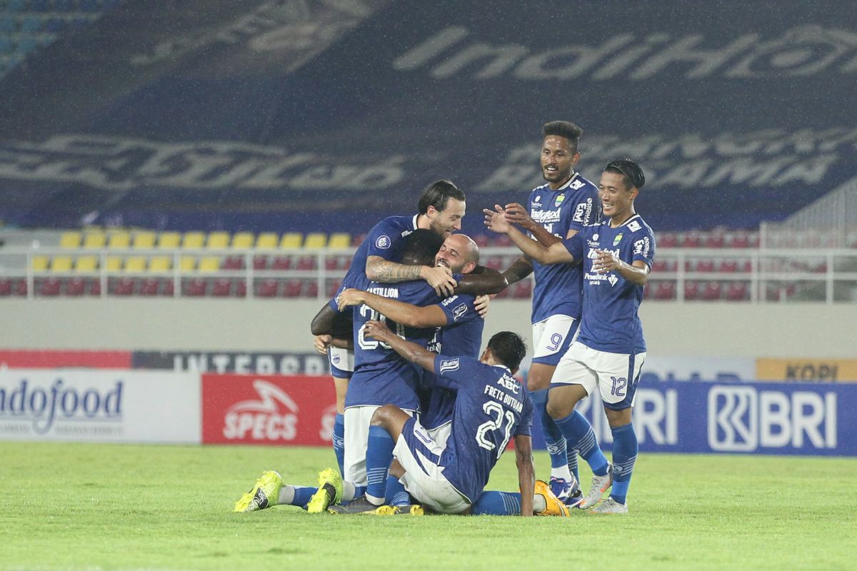 Pemain-pemain Persib melakukan selebrasi usai Mohammed Rashid membobol gawang PSS Sleman dalam laga Liga 1 2021-2022 di Stadion Manahan, Solo, 22 Oktober 2021.