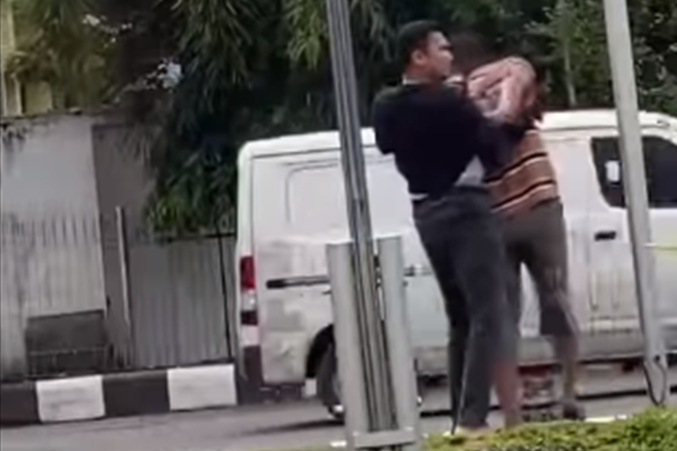 Tangkapan layar unggahan video memperlihatkan seorang anggota polisi berpakaian preman menangkap terduga pelaku pembobolan ATM.