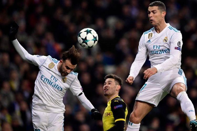 Borja Mayoral dan Cristiano Ronaldo mencoba menyambut bola di udara saat Real Madrid berhadapan dengan Borussia Dortmund pada pertandingan Liga Champions di Santiago Bernabeu, Rabu (6/12/2017).