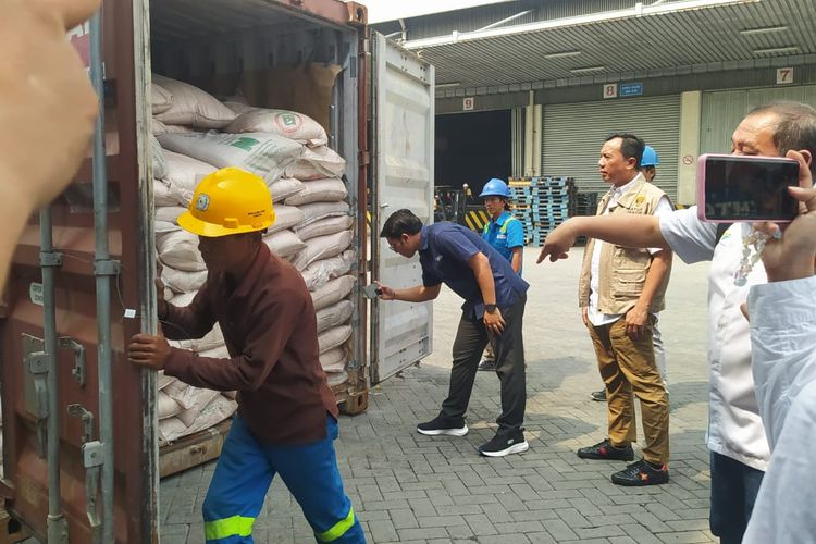 Satgas Pangan Polri mengawasi impor gula kristal putih di Tanjung Priok, Minggu (16/6/2024). 