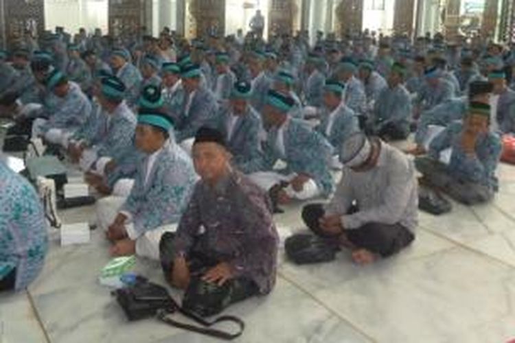 Jemaah haji asal Pamekasan saat dilepas oleh Bupati Pamekasan, di Masjid Agung Asyuhada Pamekasan, Kamis (18/9/2014). 