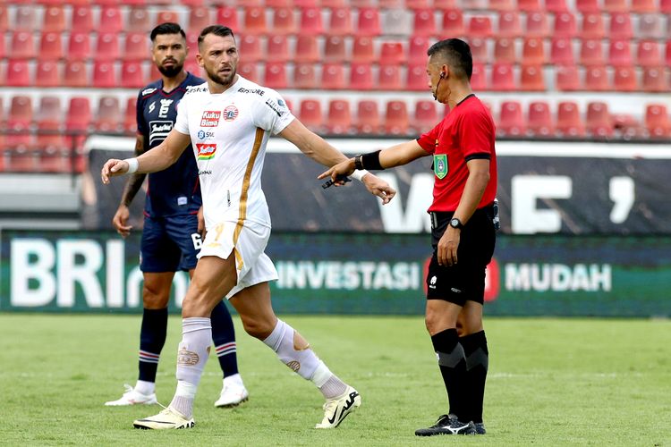 Pemain Persija Jakarta Marko Simic saat laga pekan ke-26 Liga 1 2023-2024 melawan Arema FC yang berakhir dengan skor 3-2 di Stadion Kapten I Wayan Dipta Gianyar, Senin (26/2/2024) sore.