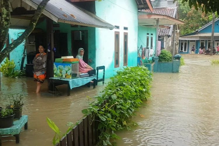 Salah satu lokasi lukasi yang terendam dampak sungai meluap di Kecamatan Palabuhanratu,Sukabumi, JawaBarat,@Sabtu.(24/3/2018).