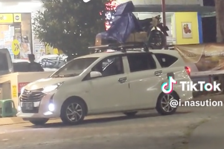 Toyota Calya mengangkut sepeda motor di atap mobil