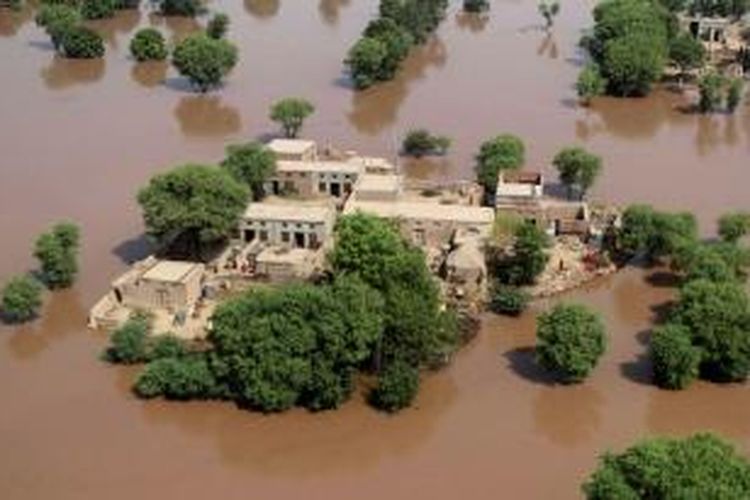 Foto udara ini memperlihatkan sejumlah rumah di kota Multan, Pakistan yang dikepung banjir.  Akibat banjir bandang ini sekitar dua juta orang warga Pakistan terdampak.