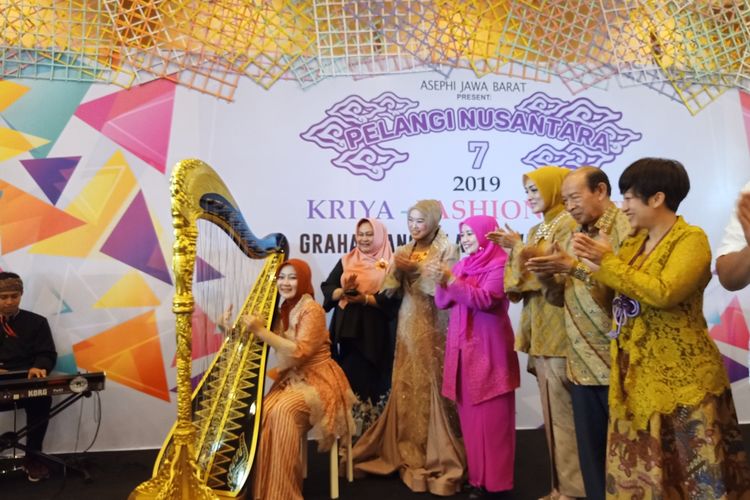 Ketua Dekranasda Jawa Barat, Atalia Praratya, membuka gelaran Pelangi Nusantara ke-7 di Graha Manggala Siliwangi, Jalan Aceh, Kota Bandung, Rabu (27/11/2019)