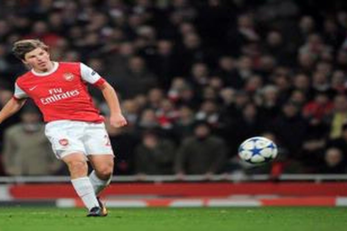 Gelandang Arsenal Andrei Arshavin menembakkan bola yang berujung gol ke gawang Barcelona, pada leg pertama 16 besar Liga Champions,Rabu (16/2/2011). Berkat itu, Arsenal menang 2-1.