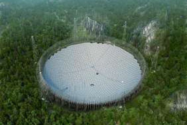 Teleskop radio raksasa yang diberi nama FAST (Five-hundred-meter Aperture Spherical Telescope) di China.