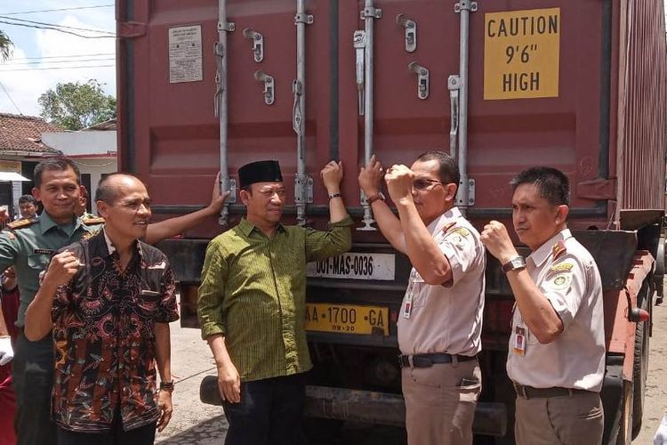 Bupati Banyumas Achmad Husein (berpeci) bersama Kementan melepas ekspor gula organik dan kayu olahan di Desa Karanglo, Kecamatan Cilongok, Kabupaten Banyumas, Jateng, Sabtu (23/3/2019).