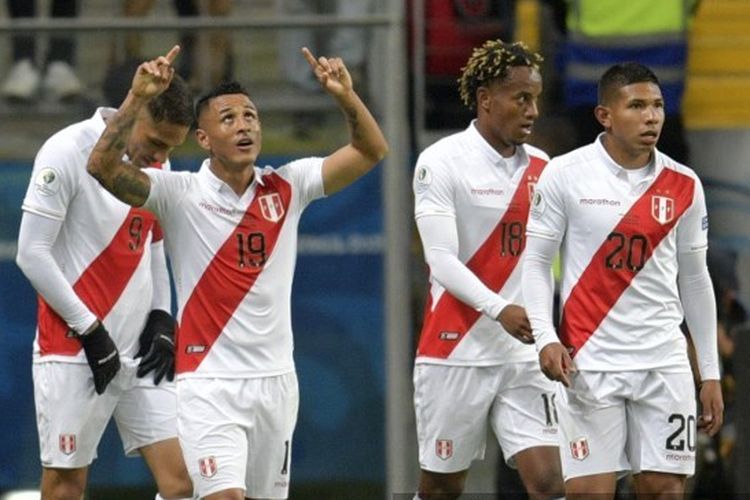 Pemain timnas Peru, Yoshimar Yotun (dua dari kiri) merayakan gol yang dicetak ke gawang Cile pada semifinal Copa America 2019, 4 Juli 2019.