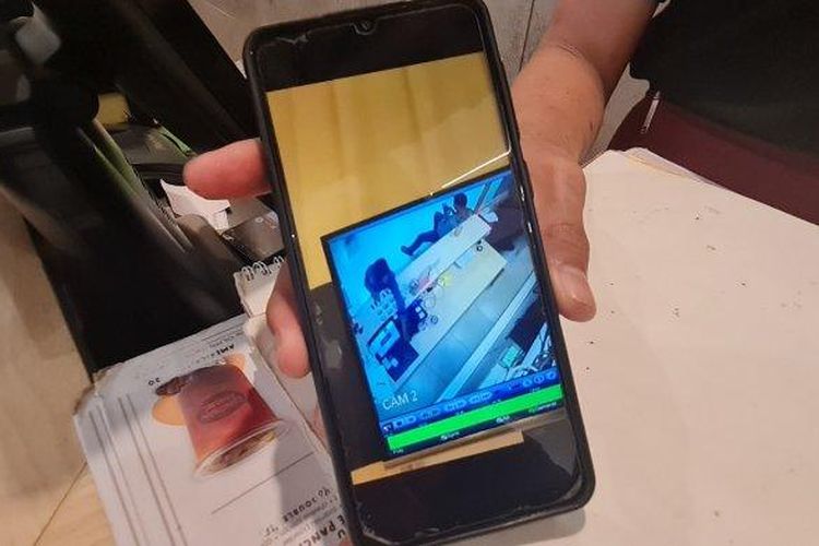 Pelayan restoran pancake di Lippo Mal Puri, Kembangan, Jakarta Barat menunjukkan rekaman pencurian ponsel yang dilakukan emak-emak pada Sabtu (25/6/2022).
