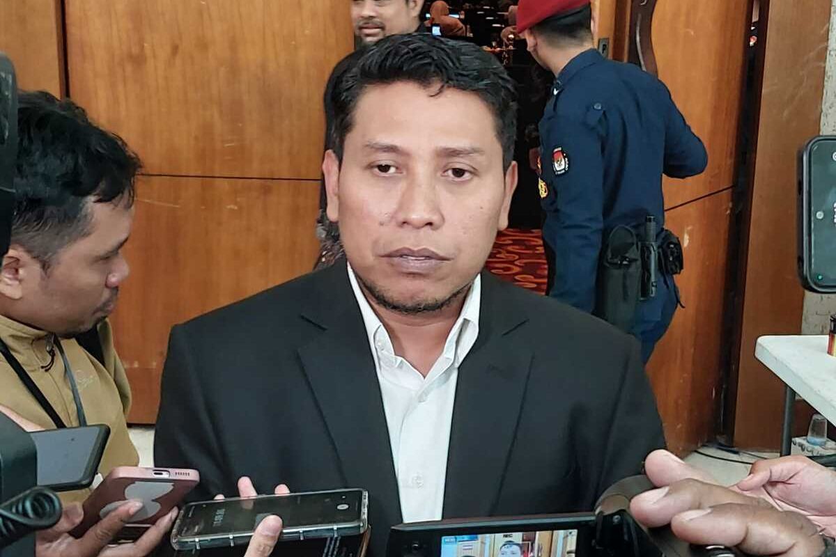 Ketua Komisi Pemilihan Umum (KPU) DI Yogyakarta, Ahmad Shidqi saat menemui wartawan usai pembukaan rapat pleno terbuka rekapitulasi di tingkat Daerah Istimewa Yogyakarta (DIY) di Bollrom The Alana, Kabupaten Sleman, Senin (4/03/2024).