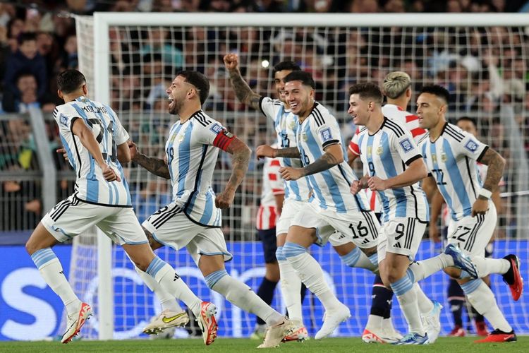 Para pemain Argentina merayakan gol Nicolas Otamendi saat melawan Paraguay pada Kualifikasi Piala Dunia 2026 Zona Amerika Selatan. Laga Argentina vs Paraguay di Stadion Monumental, Jumat (13/10/2023) pagi WIB tuntas dengan skor 1-0. (Photo by Alejandro PAGNI / AFP)