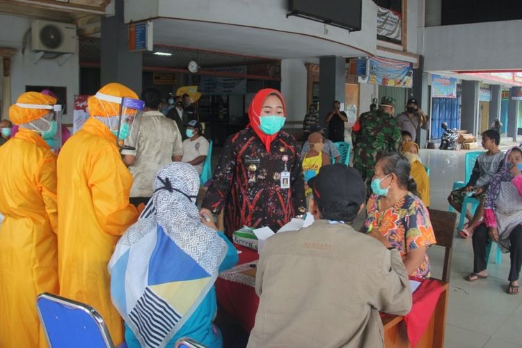 Bupati Purbalingga, Dyah Hayuning Pratiwi memimpin tes masal pedagang di sejumlah pasar tradisional, Kamis (28/5/2020).