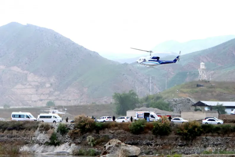Helikopter yang membawa Presiden Iran Ebrahim Raisi lepas landas, dekat perbatasan Iran-Azerbaijan, 19 Mei 2024.
