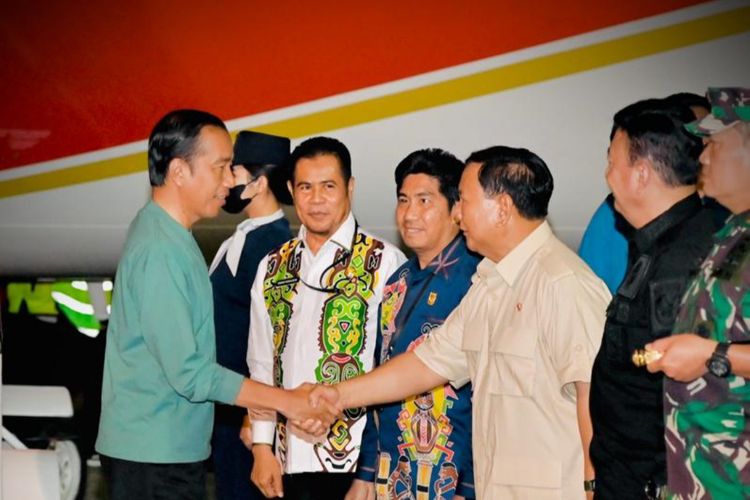 Presiden Joko Widodo disambut Menteri Pertahanan Prabowo Subianto saat baru tiba di Bandar Udara Sentani, Kabupaten Jayapura, Provinsi Papua dalam rangka kunjungan kerja Senin (20/3/2023) malam.