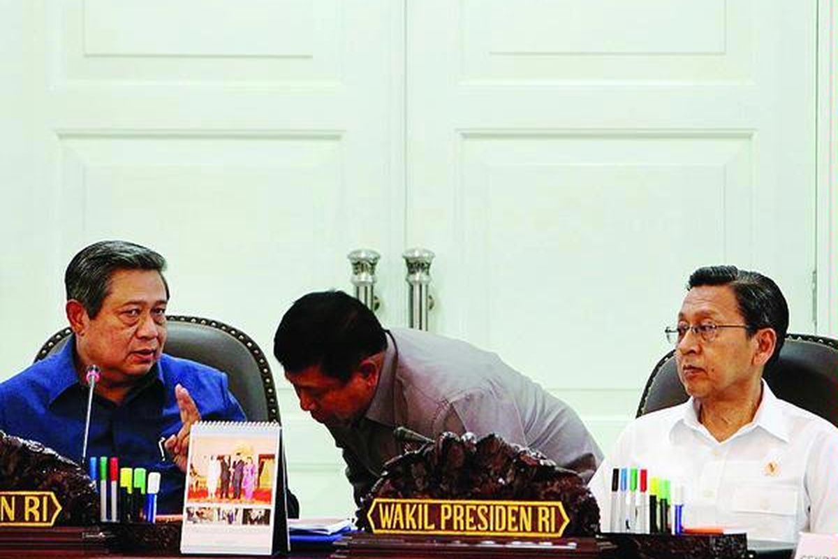 Presiden Susilo Bambang Yudhoyono berbincang dengan Menteri Sekretaris Negara Sudi Silalahi sebelum rapat terbatas kabinet di Kantor Kepresidenan, Jakarta, Selasa (24/4). Rapat tersebut di antaranya membahas data perekonomian dan kebijakan penghematan energi.