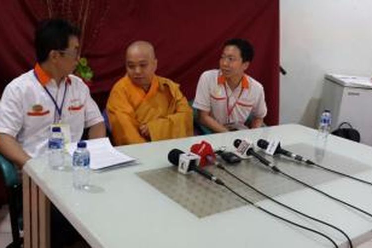 Biksu Nyanagupta (tengah) di Wihara Ekayana, Kebon Jeruk, Jakarta Barat, Selasa (2/6/2015).