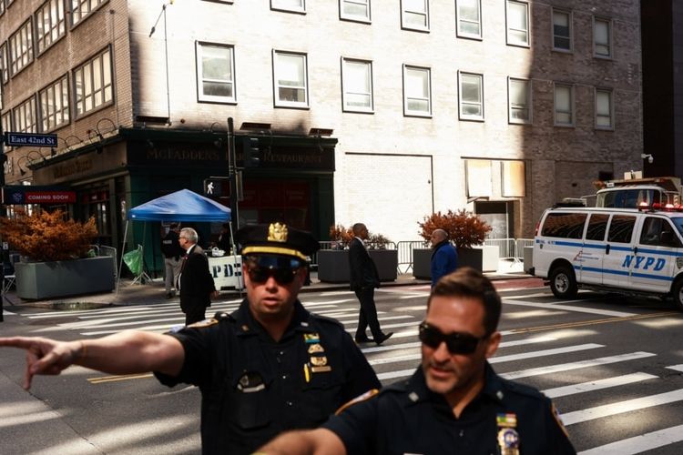 Petugas Departemen Kepolisian New York (NYPD) memblokir jalan-jalan di dekat markas besar PBB selama Sidang Umum PBB ke-77 di New York City, AS, 23 September 2022.