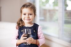 Tips Agar Anak Rutin Minum Air Putih