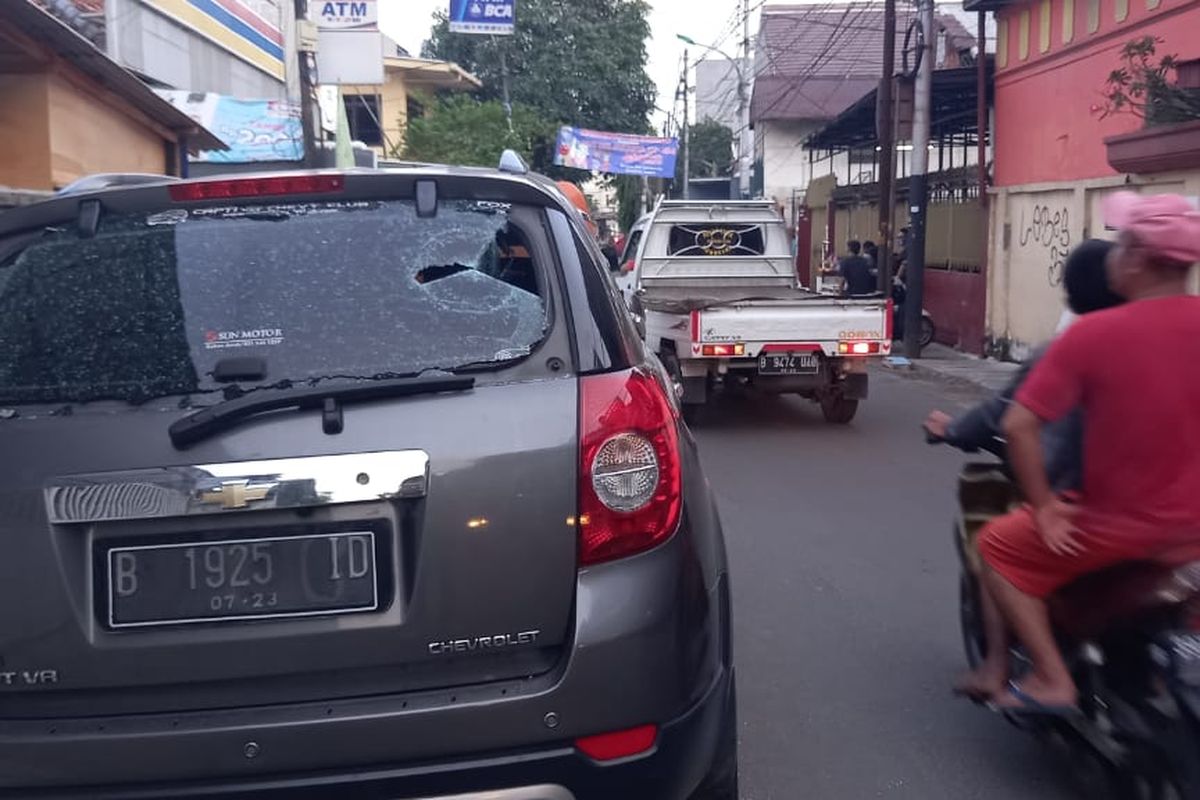 Mobil salah seorang warga yang diparkir di Jalan Mangga Besar VI D, Taman Sari, Jakarta Barat, dirusak orang tak dikenal pada Selasa (22/6/2021) dini hari. Pelaku merusak mobil setelah ditegur warga lantaran minum minuman keras. Pelaku juga sempat melepaskan tembakan yang mengenai salah seorang warga 