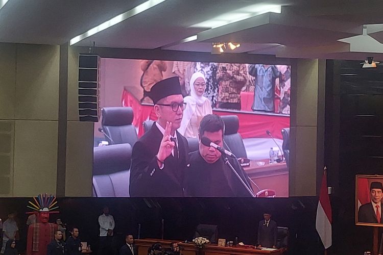 Kader Gerindra Bastian P Simanjuntak saat mengucapkan sumpah dan jani ketika menjadi pengganti antar waktu (PAW) anggota DPRD DKI Jakarta M Taufik melalui rapat paripurna legislatif Jakarta yang digelar pada Rabu (31/5/2023). Rapat ini digelar di Ruang Rapat Paripurna Legislatif Jakarta, Gedung DPRD DKI Jakarta, Jakarta Pusat.