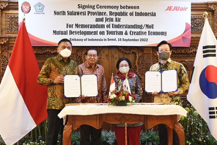  Presiden kelima Republik Indonesia Megawati Soekarnoputri menyaksikan penandatanganan Nota Kesepahaman antara Pemerintah Sulawesi Utara dan Jeju Air untuk pengembangan bersama sektor pariwisata dan ekonomi kreatif di Seoul, Jumat (16/9/2022).