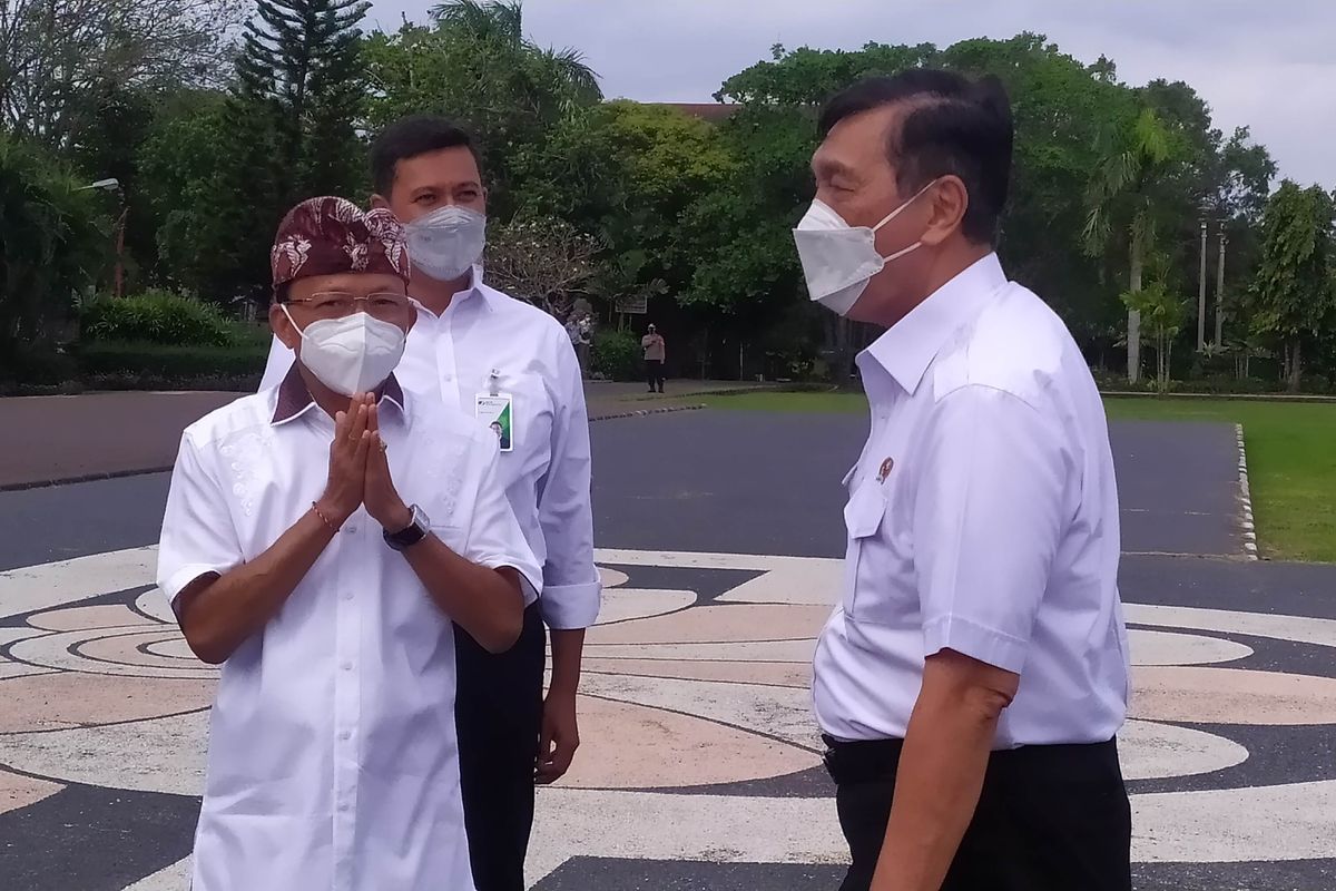 Gubernur Bali Wayan Koster saat menyambut kedatangan Menteri Koordinator Bidang Kemaritiman dan Investasi (Menko Marves) Luhut Binsar Pandjaitan di Denpasar, Kamis (12/8/2021)