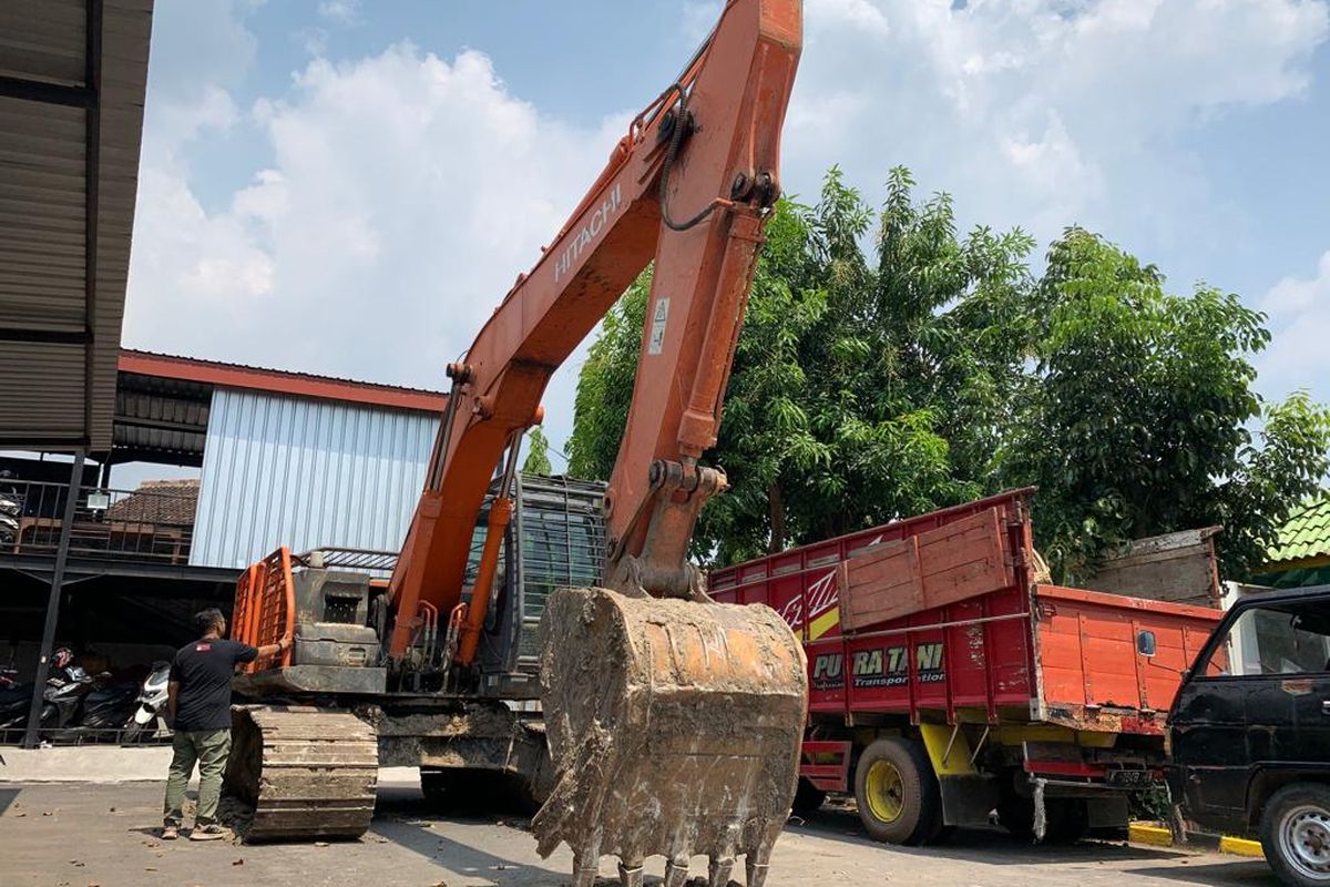 DISITA--Inilah alat berat excavator yang disita Polres Madiun lantaran diduga menggunakan bahan bakar bersubsidi.  Saat ini alat berat terparkir di halaman belakang Polres Madiun, Selasa (6/9/2022).