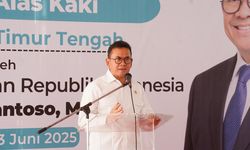 Produk Lokal Mendunia, Mendag Busan Lepas Ekspor Alas Kaki UMKM Surabaya ke Kuwait