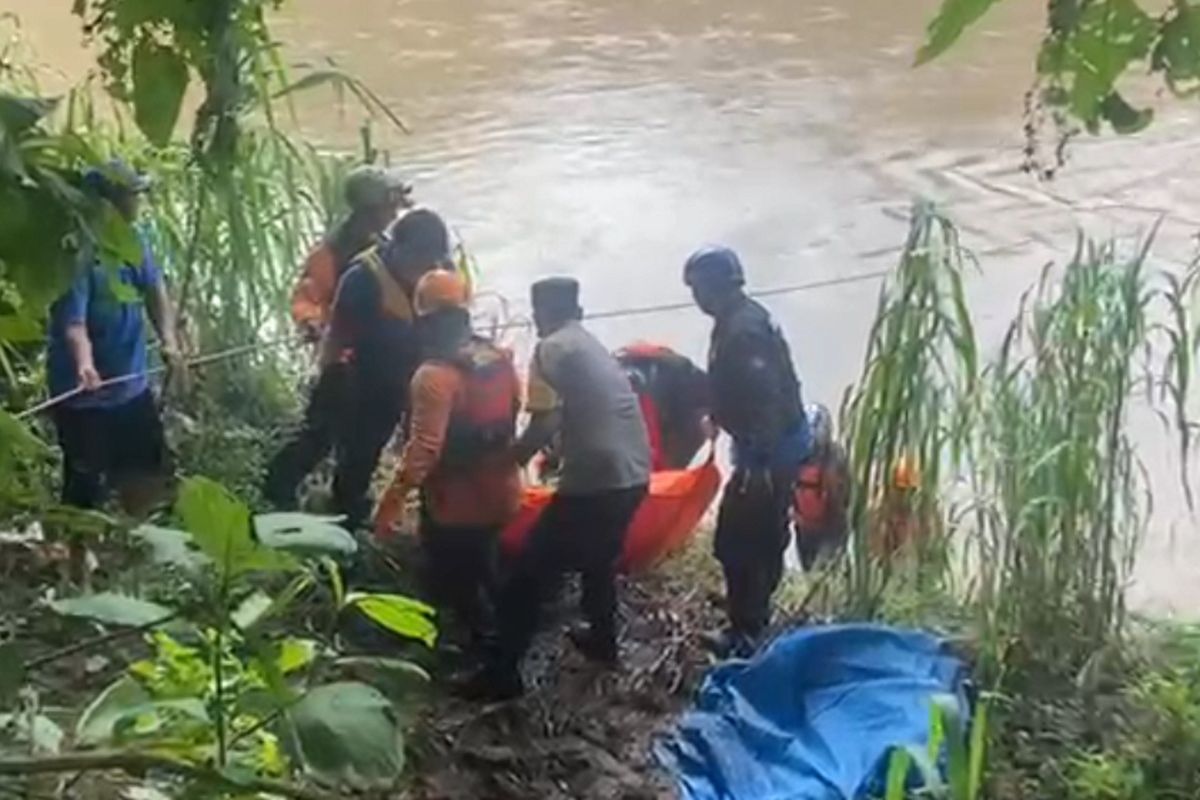 Evakuasi jenazah perempuan tanpa busana di Sungai Desa Sukosari Ponorogo. Jenazah diduga warga Desa Ngunut, Kecamatan Babadan, Kabupaten Ponorogo yang dilaporkan hilang sejak Senin (23/12).