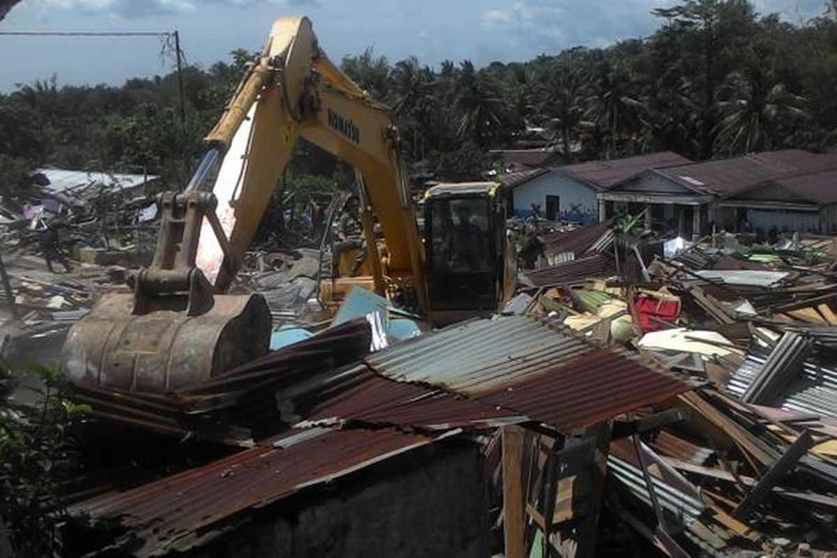 Suasana penggusuran 42 bangunan bekas rumah bordil di Balikpapan.