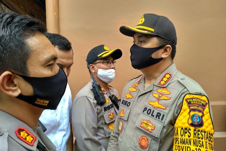 Kapolrestabes Medan, Kombes Pol Riko Sunarko (kanan) didampingi Wakapolrestabes Medan  AKBP Irsan SInuhaji (kiri) dan Kasatreskrim Polrestabes Medan, Kompol Martuasah Tobing sesaat setelah memberikan keterangan kepada wartawan terkait pra rekonstruksi pembunuhan IF (10) dan RA (5) di Kelurahan Sei Mati, Kecamatan Medan Maimun, Medan pada Jumat (19/6/2020)