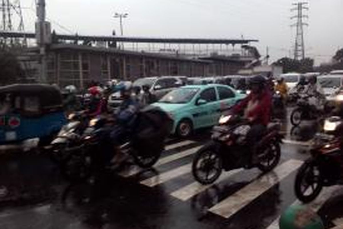 Arus lalu lintas dari Jalan Keramat Bunder mengarah Jalan Senen Raya terpantau ramai lancar pada Jumat (23/1/2015). 