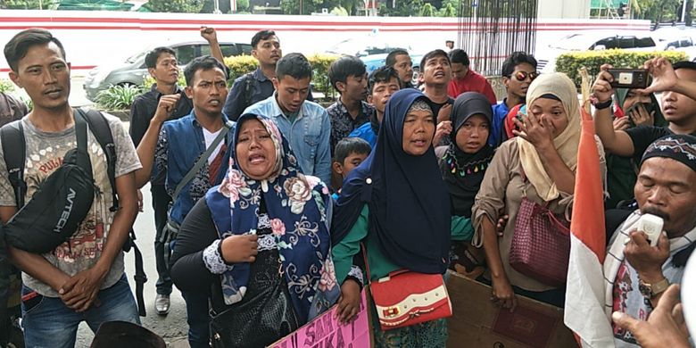 Warga Pulau Pari, Kepulauan Seribu, menangis terharu mengetahui adanya tindak malaadministrasi yang ditemukan Ombudsman dalam penerbitan sertifikat di Pulau Pari. Mereka menangis di depan kantor Ombudsman RI, Jalan HR Rasuna Said, Jakarta Selatan, Senin (9/4/2018).