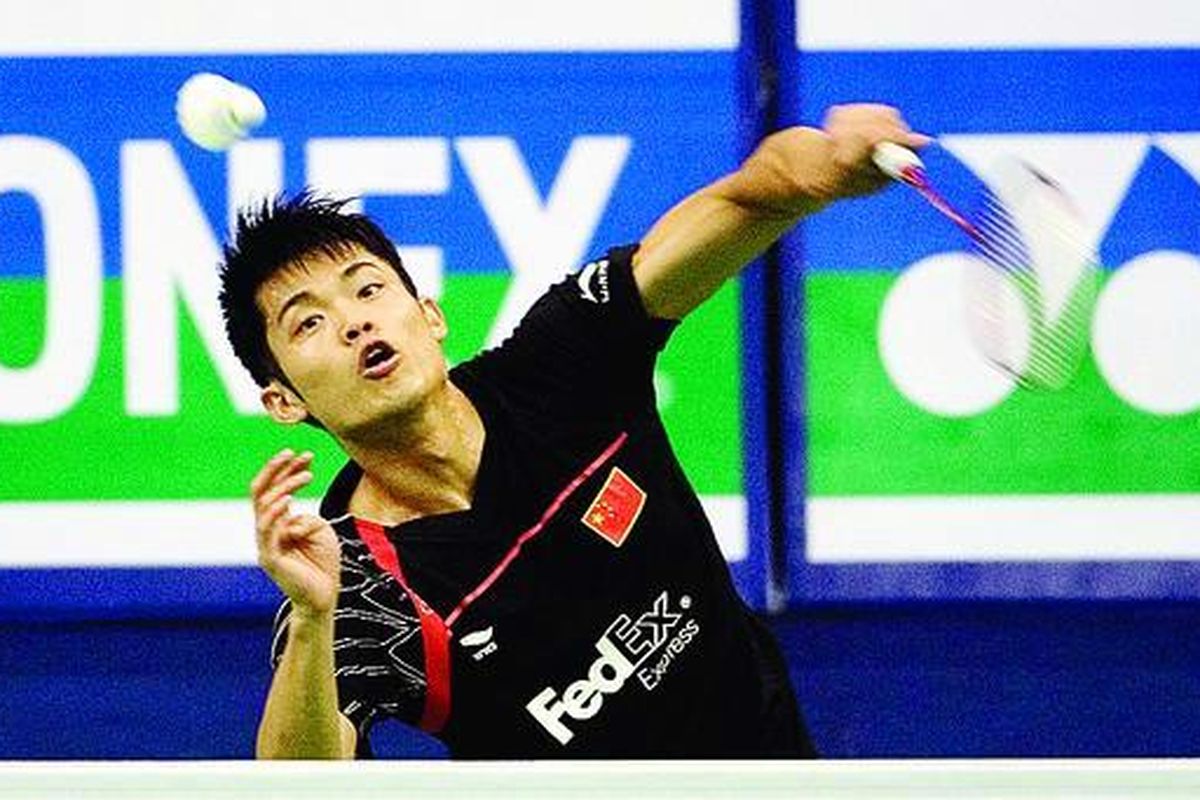 Pemain China, Lin Dan, mengembalikan shuttlecock kepada lawannya sesama pemain China, Chen Jin(tidak tampak), di nomor final tunggal putra Kejuaraan Dunia Bulu Tangkis di Hyderabad, India,Minggu (16/8).