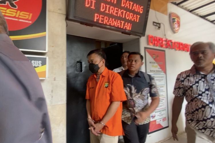 Penampakan Don Ritto Keluar dari Sel: Diborgol dan Bungkam Saat Digiring ke Kejagung