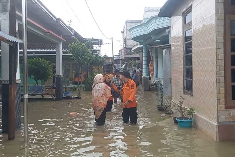 Sekretaris Daerah Kabupaten Bojonegoro, Nurul azizah bersama petugas BPBD Bojonegoro meninjau rumah warga Desa Ledok Wetan, Kecamatan Bojonegoro, yang terendam banjir luapan Sungai Bengawan Solo, Senin (11/3/2024).