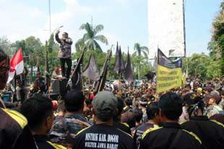 Ratusan orang yang tergabung dalam Gerakan Masyarakat Bawah Indonesia (GMBI) Kabupaten Bogor, melakukan aksi unjuk rasa di depan kawasan komplek Pemerintahan Daerah Kabupaten Bogor, Cibinong, Rabu (27/1/2016). 