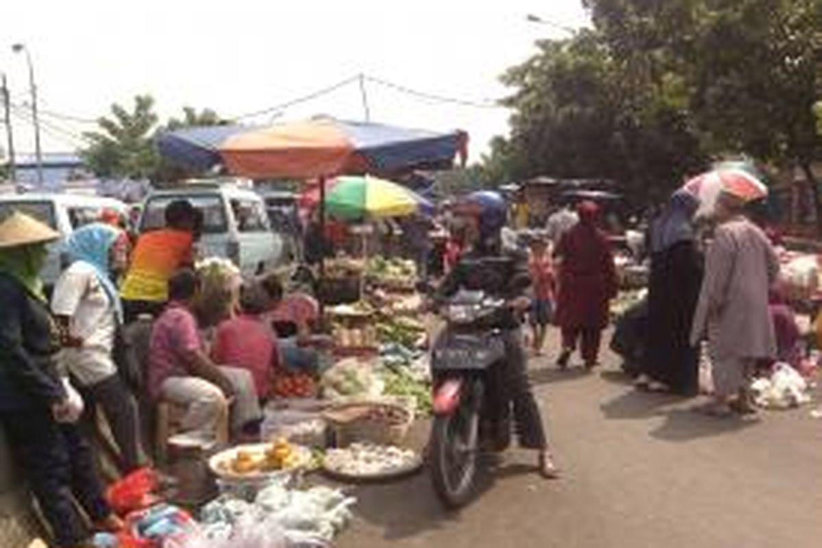 Para pedagang PKL di Pasar Minggu berpindah sementara di area pinggir jalan Terminal Pasar Minggu. Mereka merupakan pedagang yang terkena gusuran dari petugas Satpol PP, namun ada juga diantaranya pedagang yang asalnya berdagang di area parkir lokbin yang merasa kurang untung saat berjualan di lokbin, Jakarta, Senin (12/8/2013)