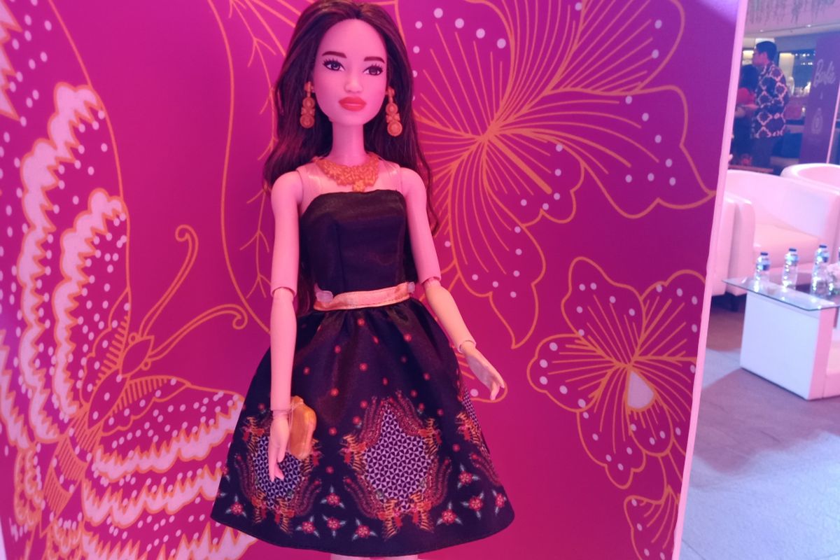 Barbie Batik Kirana dengan motif Sawunggaling Latar Kopi Pecah hasil kolaborasi Barbie dengan Iwan Tirta Private Collection.