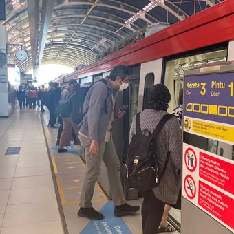 Penumpang light rail transit (LRT) di Stasiun Harjamukti yang sedang menaiki rangkaian kereta, Selasa (20/2/2024). 