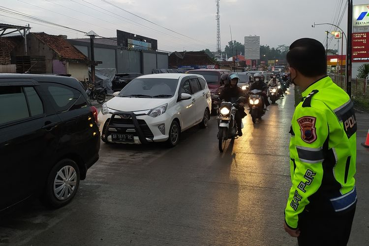 Arus lalu lintas di Simpang Ajibarang, Kabupaten Banyumas, Jawa Tengah, tersendat, Sabtu (7/5/2022) petang.