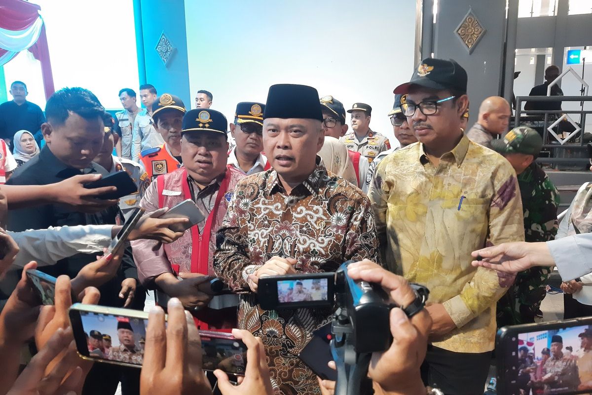 Menteri Perhubungan (Menhub) Dudy Purwagandh saat menemui wartawan usai melepas keberangkatan peserta angkutan balik mudik gratis di Terminal Giwangan, Yogyakarta.