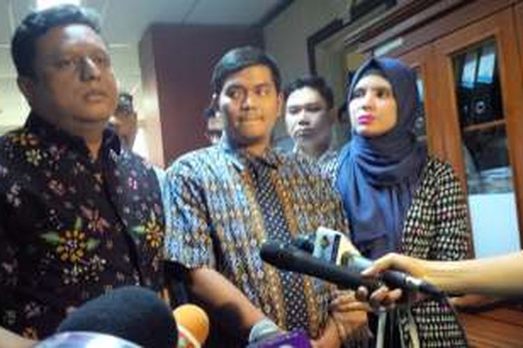 Pembawa acara Indra Bekti bersama istri dan tim kuasa hukumnya datang ke kantor Komisi Penyiaran Indonesia (KPI), Jalan Gadjah Mada, Jakarta Pusat, Rabu (3/2/2016).