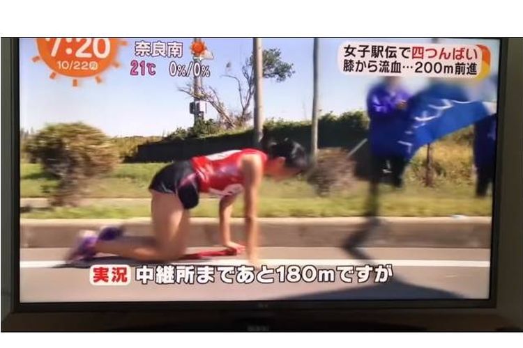 Salah satu pelari estafet, Rei Iida (19) alami cedera pada kedua kakinya akibat terjatuh. Namun, ia tetap berusaha menyelesaikan perlombaan ini dengan cara merangkak.