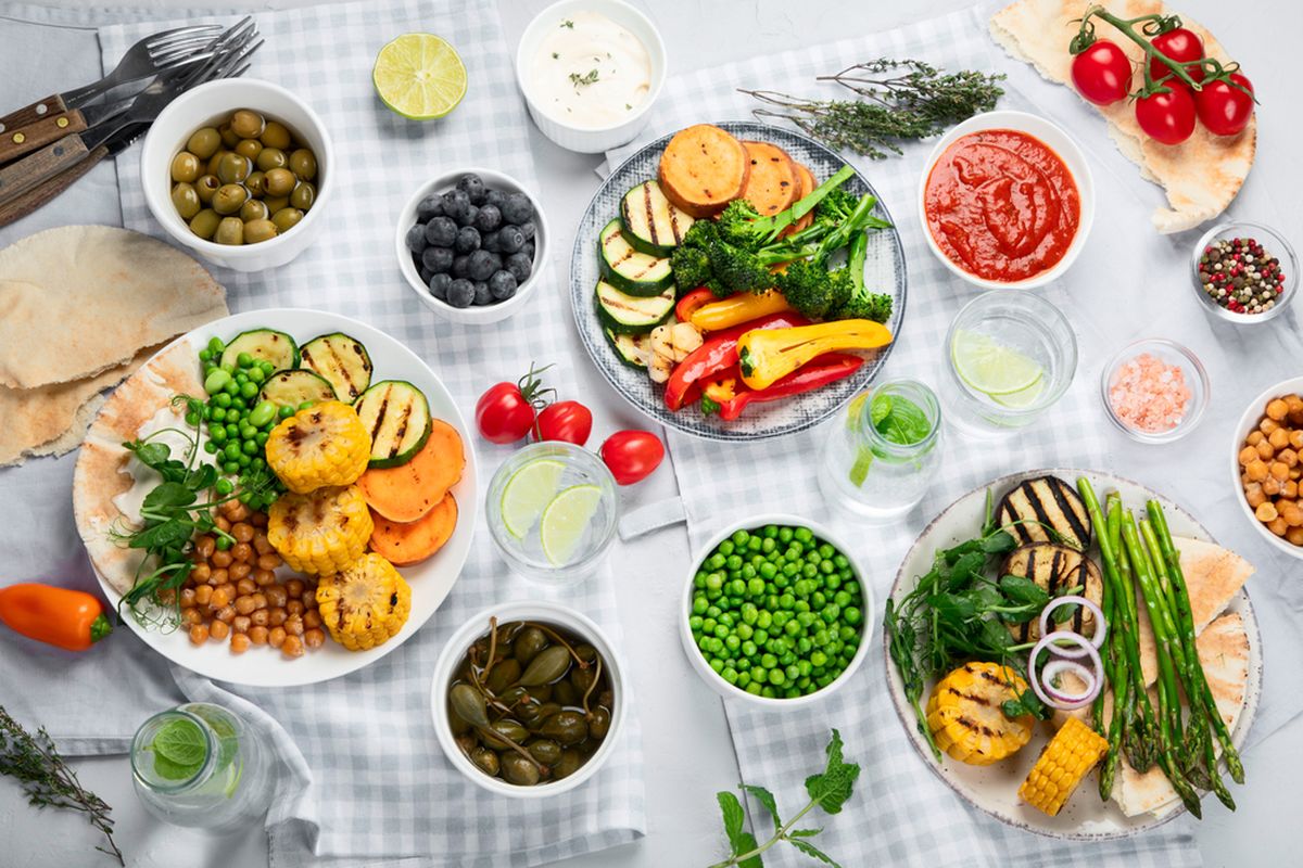 ilustrasi aneka bahan makanan ramah vegetarian. 